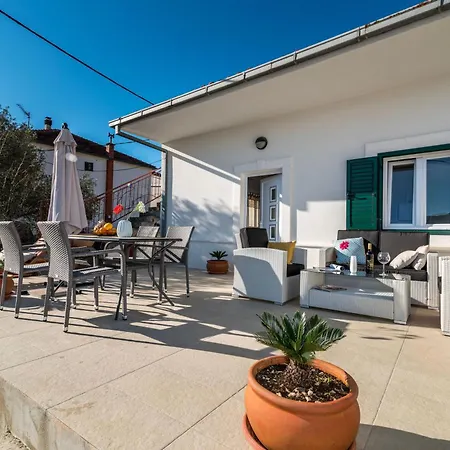 Modernes Mit Terrasse Und Meerblick Holiday home Vinisce